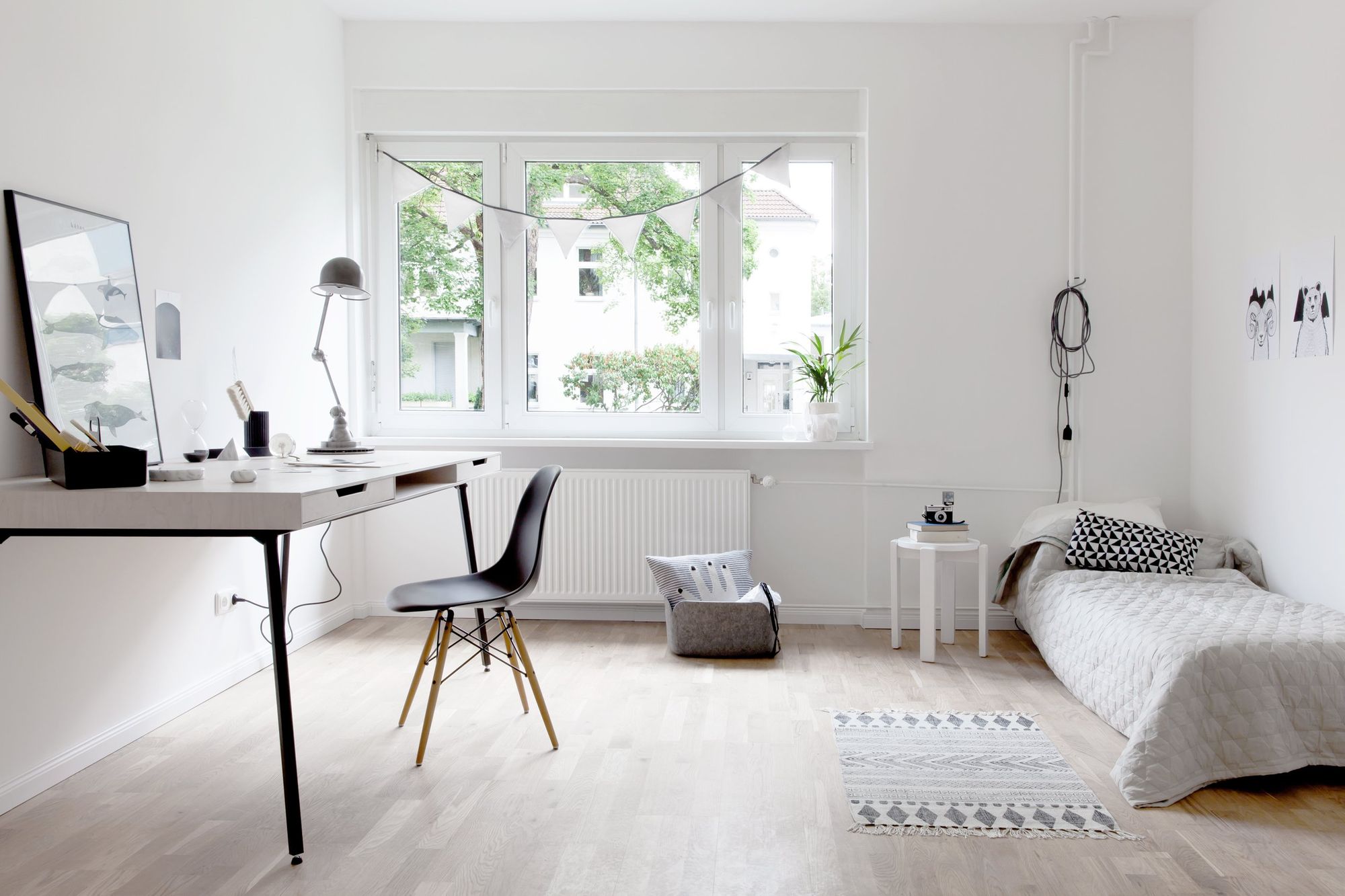 Стокгольмская белоснежность с кожаным диваном и черными светильниками